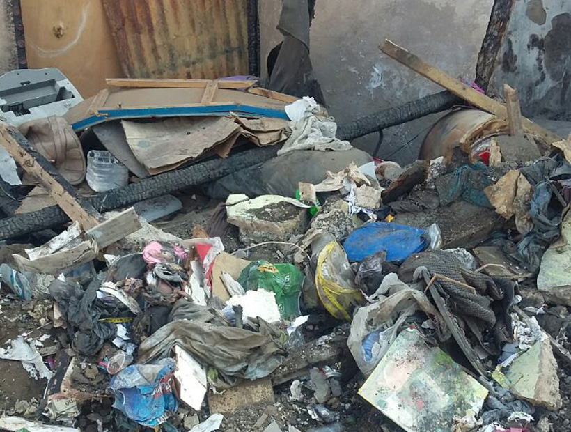 Retiraron 16 toneladas de basura de la entrada de una casa abandonada