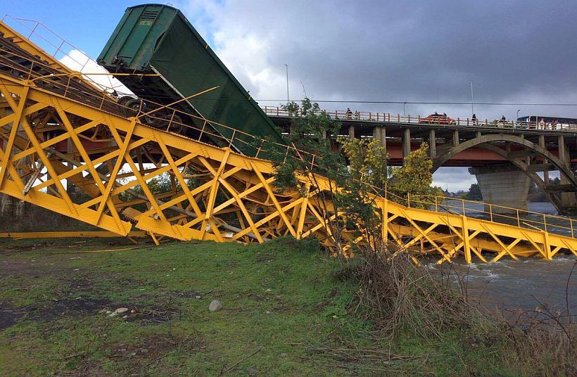 Colapsó el puente ferroviario de Pitrufquén y tren con soda caústica cayó al  río Toltén