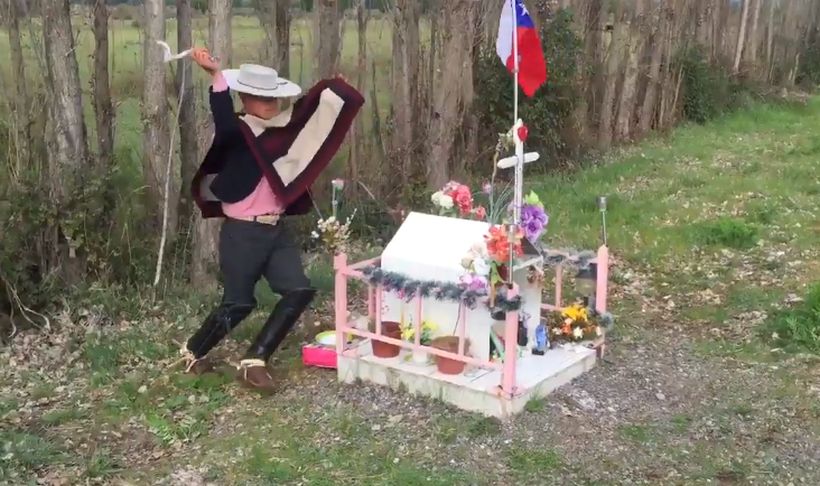 Joven baila emotiva cueca en animita de su madre y llama a conducir sin  alcohol | Soychile.cl