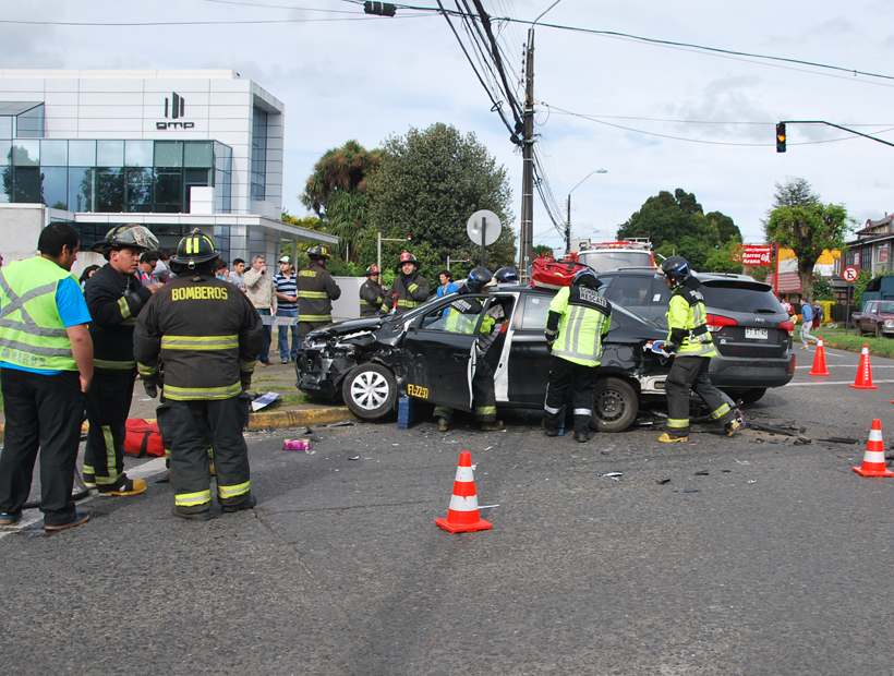 Osorno chofer y quedaron atrapados tras choque soychile.cl