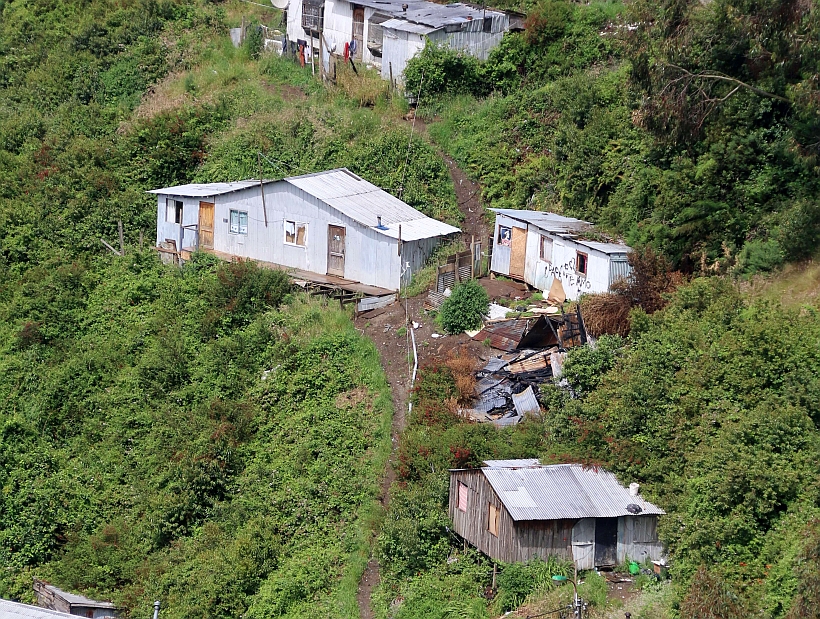 Paralizan construcción en peligrosas laderas de Puerto Montt