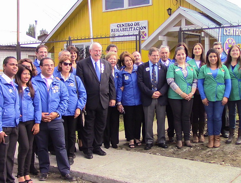 Presidente mundial del Club de Leones visitó centro de rehabilitación en  Ancud