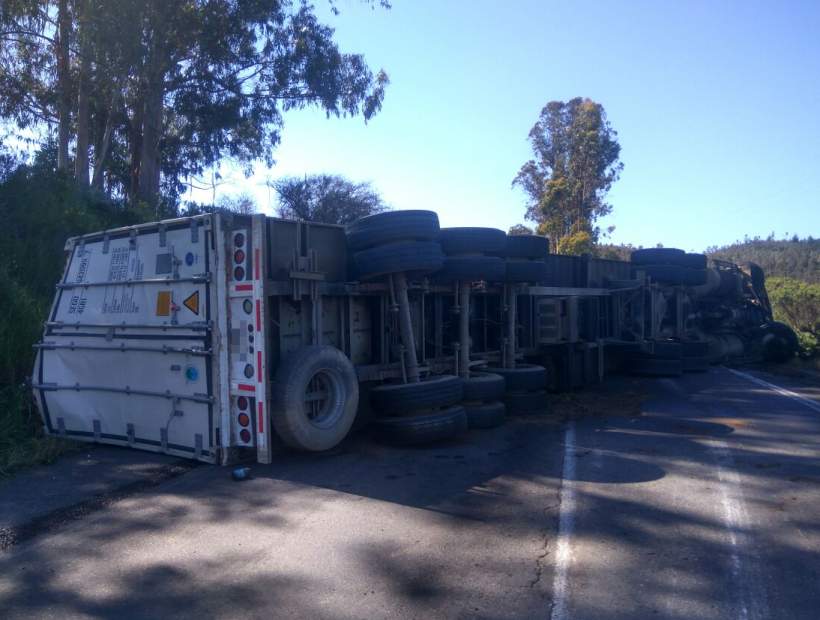 Colisión de dos camiones en San Pedro de Melipilla obligó ...