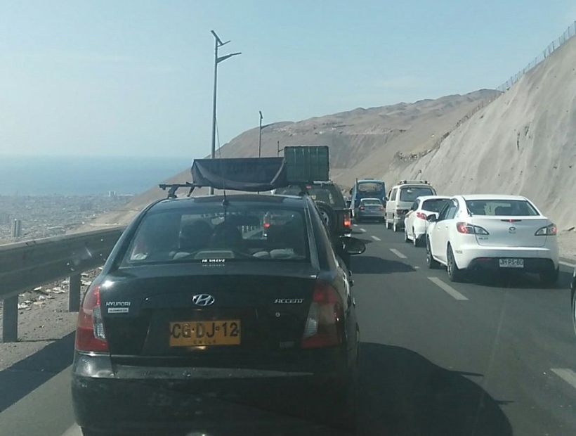 Un choque provoca taco kilométrico en la bajada de Alto Hospicio a