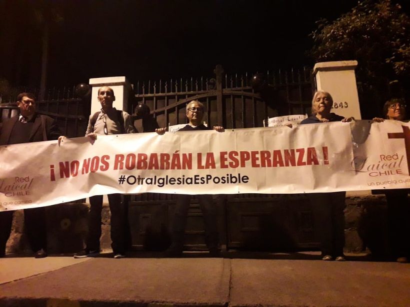 Laicos y víctimas de abusos protestaron en la residencia del cardenal Ezzati en Ñuñoa
