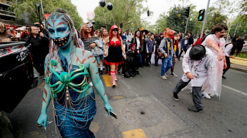 Cientos de zombies se tomaron las calles de Santiago