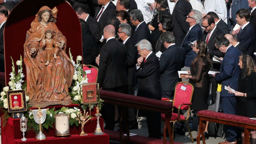 Piñera acompañó al Papa en ceremonia de canonización de siete santos en el Vaticano