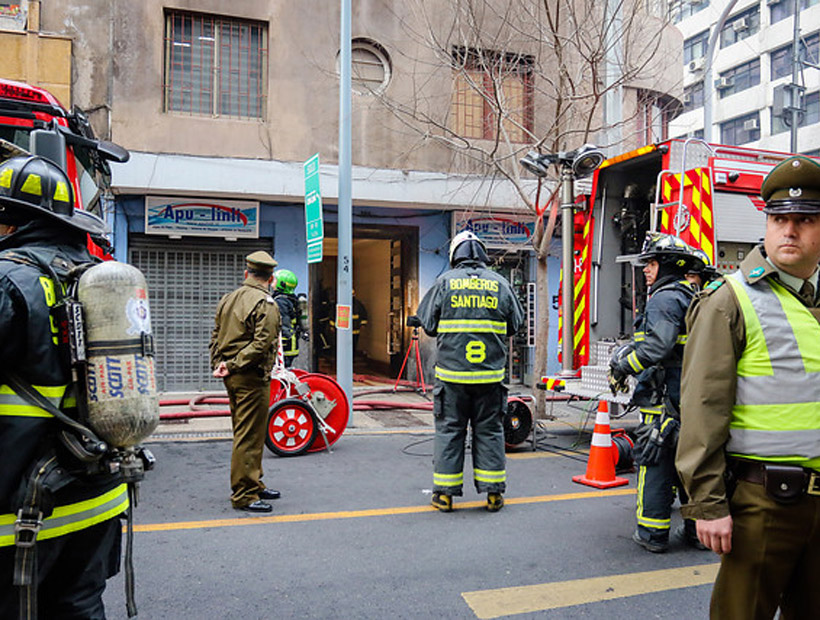 Evacuan edificio en Las Condes por incendio de un vehículo en el subterráneo