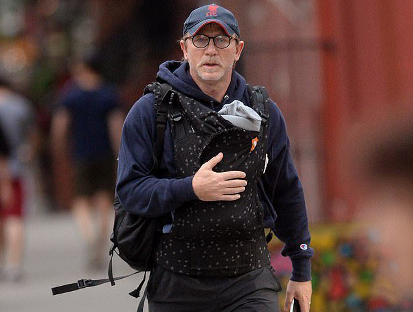 Cuestionaron la hombría de Daniel Craig por llevar a su hija en un portabebés