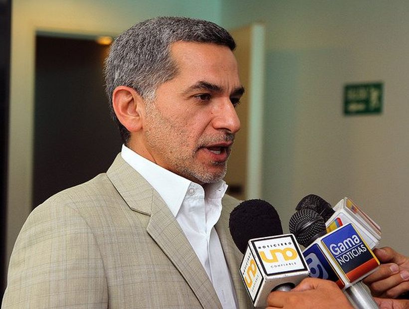 Ex ministro de Rafael Correa se quita grillete electrónico y se da a la fuga