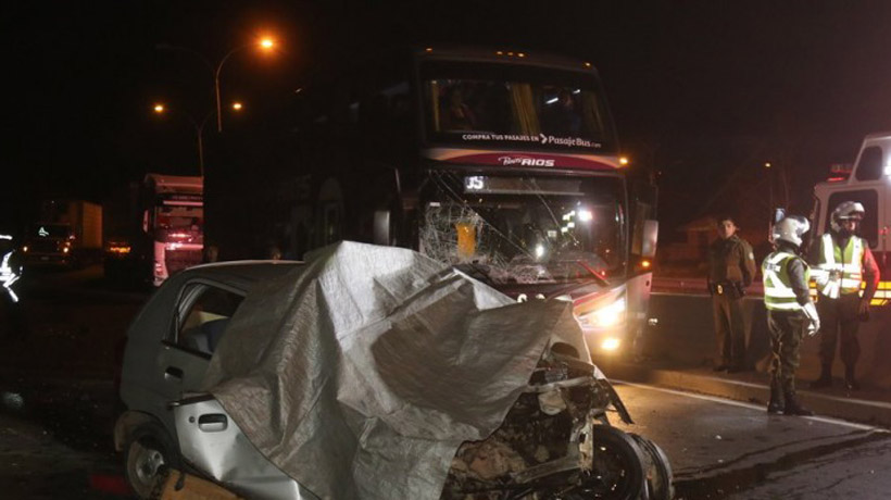 Dos muertos dejó un choque entre un bus y un auto en Rancagua