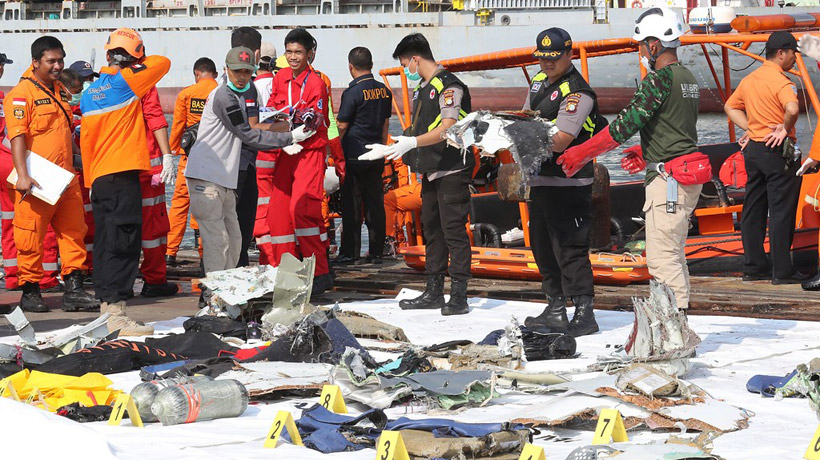 Un avión cayó al mar con 189 personas en Indonesia