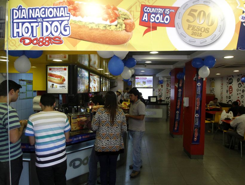 Junaeb acusó a Doggis de atentar contra la libre competencia en colaciones