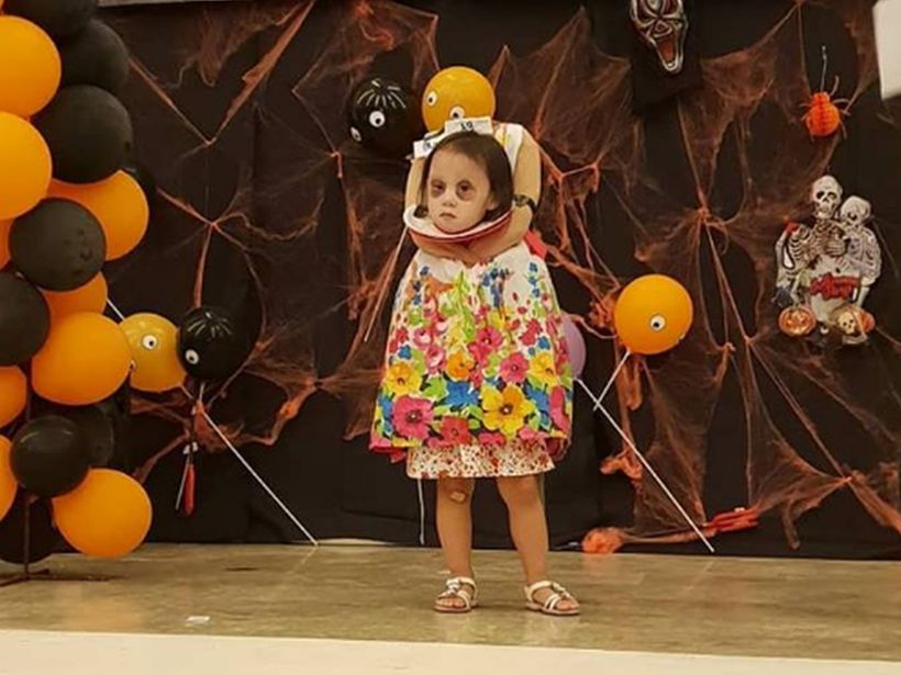 [VIDEO] El terrorífico disfraz de esta niña se volvió un viral en todo el mundo