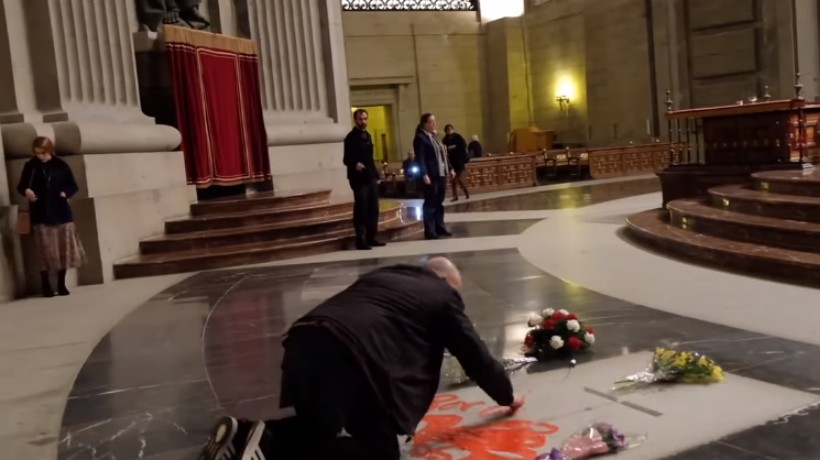 [VIDEO] Artista español fue detenido tras pintar una paloma sobre la tumba del dictador Francisco Franco