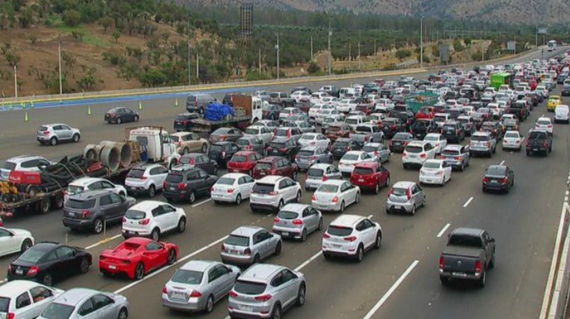 Salida masiva de vehículos desde Santiago provocó alta congestión en la Ruta 68
