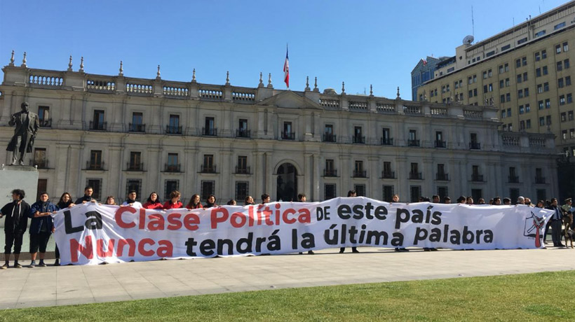 Secundarios protestaron frente a La Moneda contra el proyecto Aula Segura