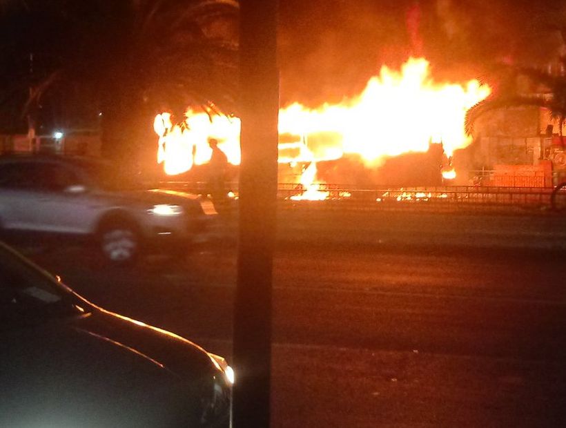 Desconocidos quemaron un bus del Transantiago frente a la Usach
