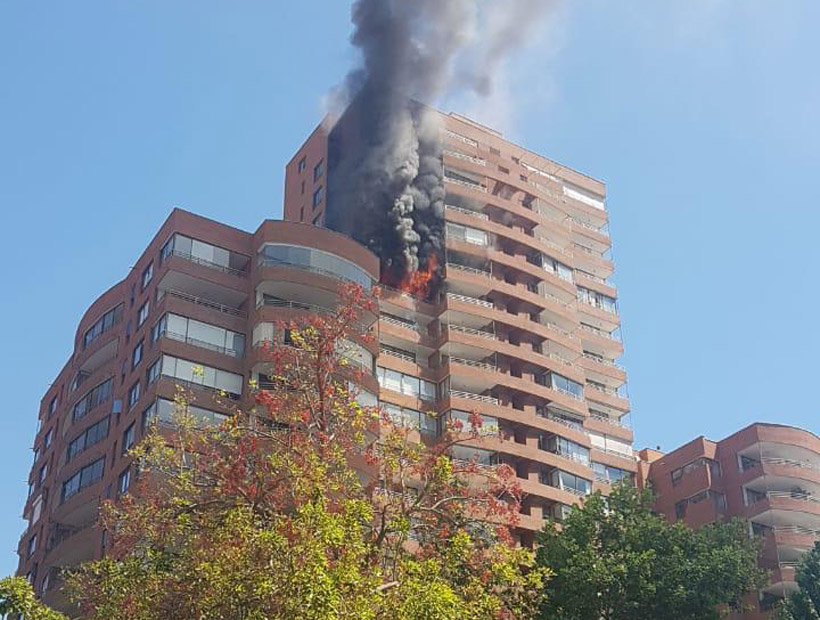Incendio afecta a un edificio en Vitacura: hay personas atrapadas