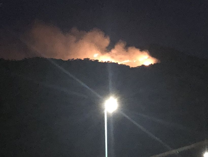 Un incendio afecta al cerro Guanaco en Huechuraba