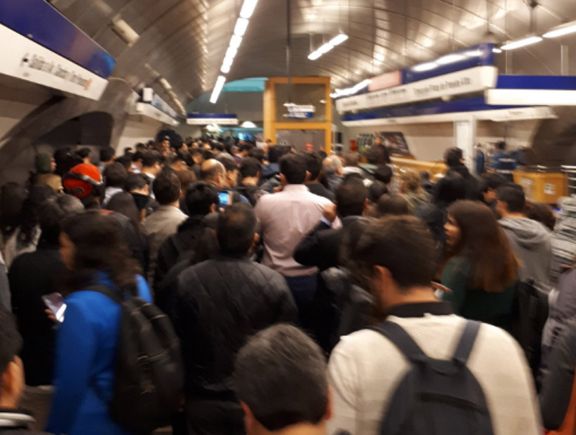 Colapso en Línea 4 del Metro por la demora en salida de trenes