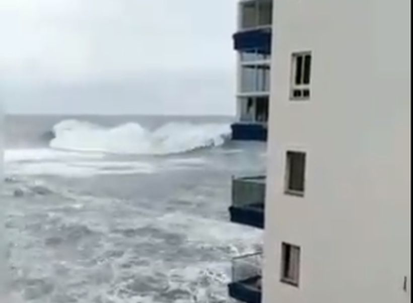 [VIDEO] El impresionante registro de fuertes marejadas que destruyen un balcón en España