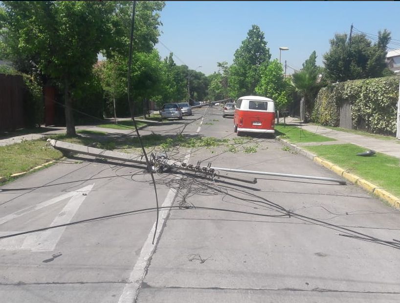 Dos camiones derribaron alumbrado público en Las Condes y generaron corte de luz