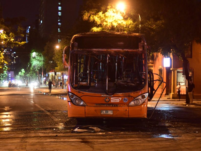 Desconocidos incendiaron un bus del Transantiago en Providencia