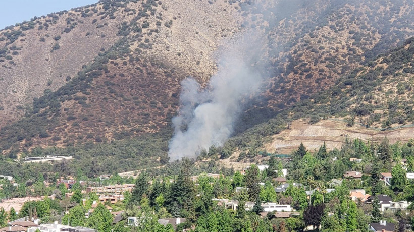 Bomberos combate incendio forestal en Cerro Manquehue