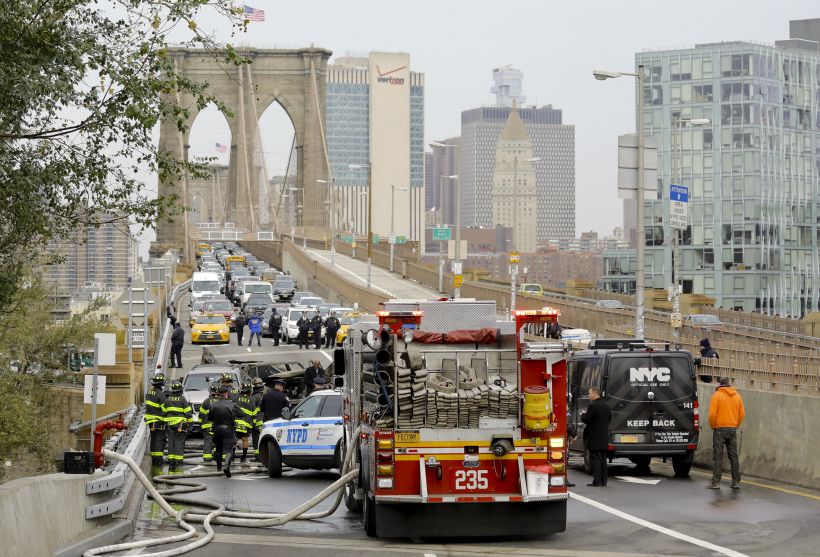 Un muerto y varios heridos en choque de autos en Puente de Brooklyn