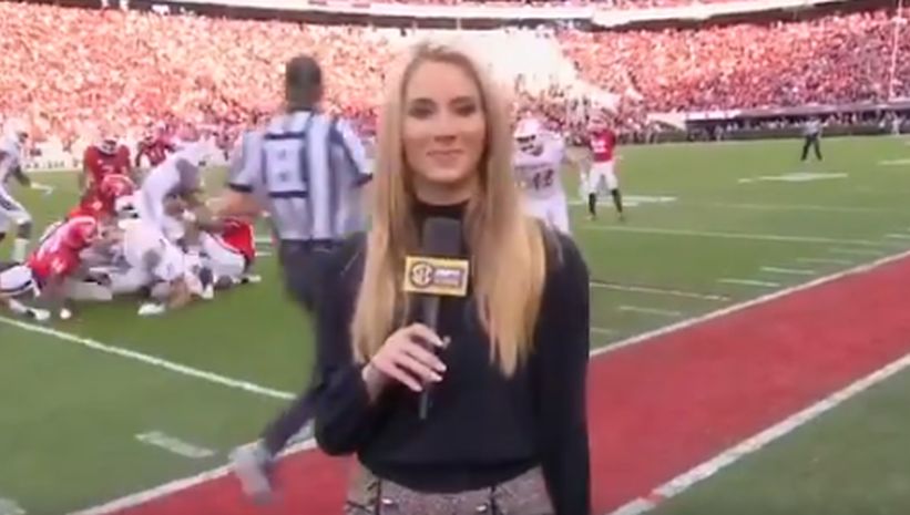 [VIDEO] Periodista fue tacleada mientras reporteaba un partido de fútbol americano