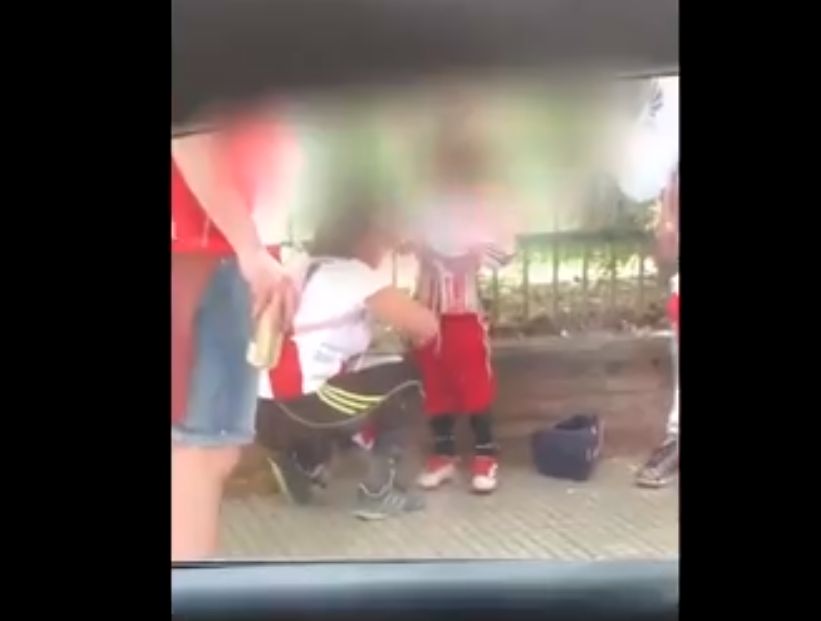[VIDEO] Mujer envolvió a un niño con bengalas en su cuerpo para entrarlas a la final de la Copa Libertadores