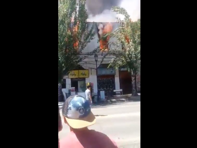 [VIDEO] Una decena de locales comerciales y una casa son afectados por incendio en el centro de Talca