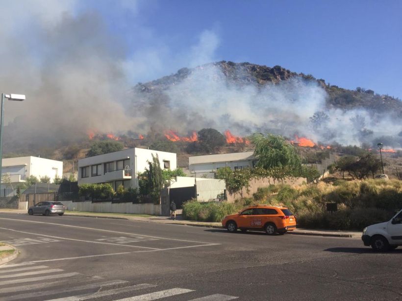 Incendio forestal afecta a un cerro de Lo Barnechea