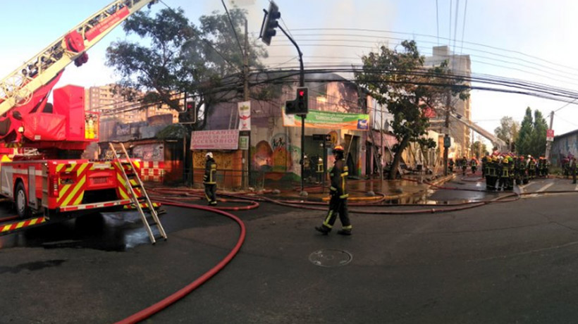 Incendio afectó a ocho inmuebles en Estación Central: cuatro bomberos resultaron lesionados