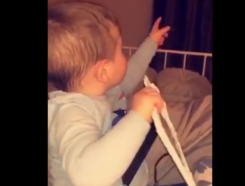 Tierno y espeluznante video de un bebé que interactúa aparentemente con su papá muerto se vuelve viral