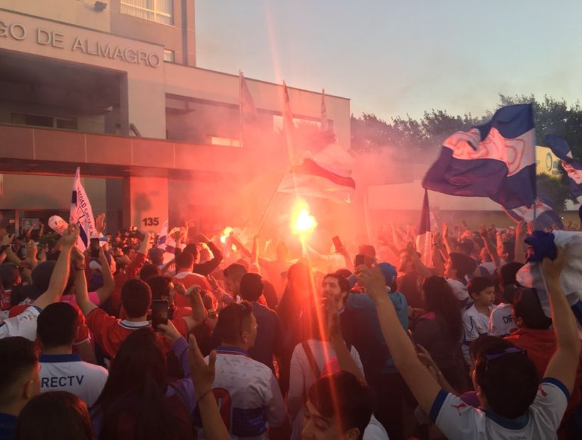 [VIDEO] Hinchas de la UC realizan banderazo a las afueras del hotel Diego de Almagro Temuco