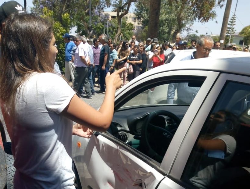 El choque que se produjo en pleno centro, concitó la atención de los transeúntes (Foto: Hilda Valdivia)