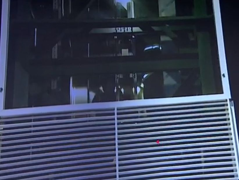 Mujer lleva más de 3 horas atrapada en ascensor de una pasarela de San Bernardo