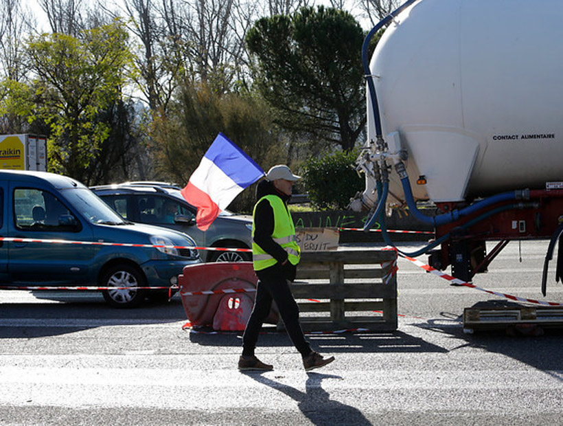 Gobierno francés suspendió el alza de los combustibles tras protestas