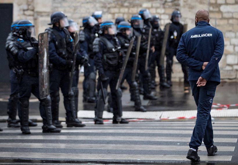 Gesto de policías que se sacaron los cascos como señal pacífica en protesta de Francia se vuelve viral