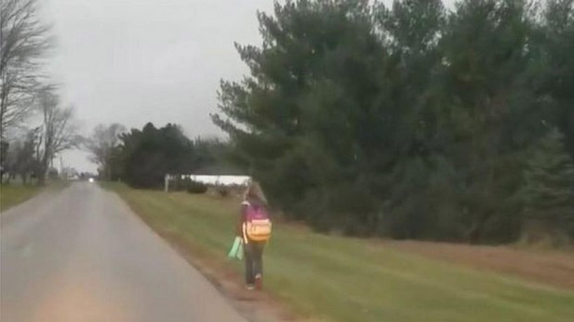 Castigó a su hija a caminar 8 kilómetros en medio del frío por hacer bullying a un compañero