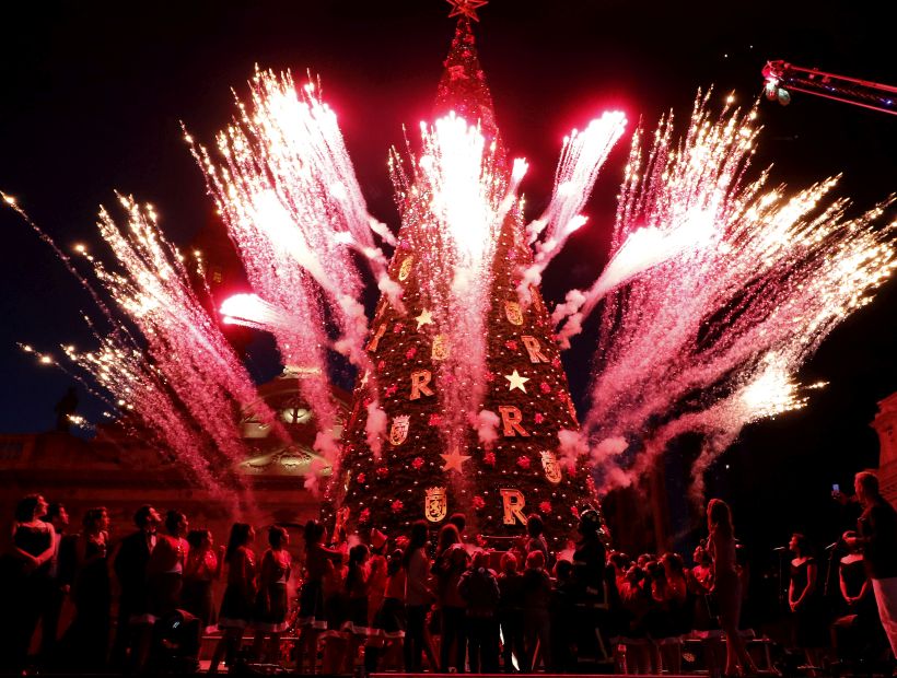 Plaza de Armas se ilumina con el árbol de Navidad más grande de Santiago