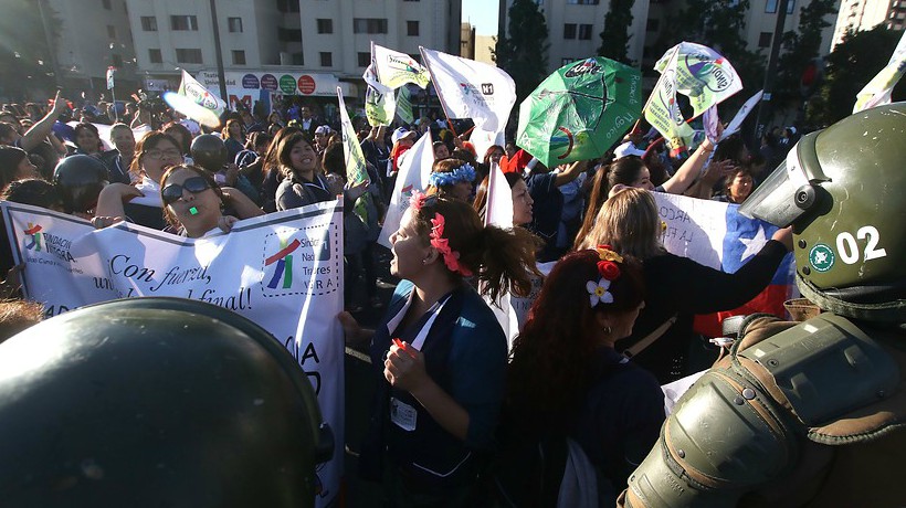 Trabajadoras de Integra realizaron manifestación pacífica en Plaza Baquedano
