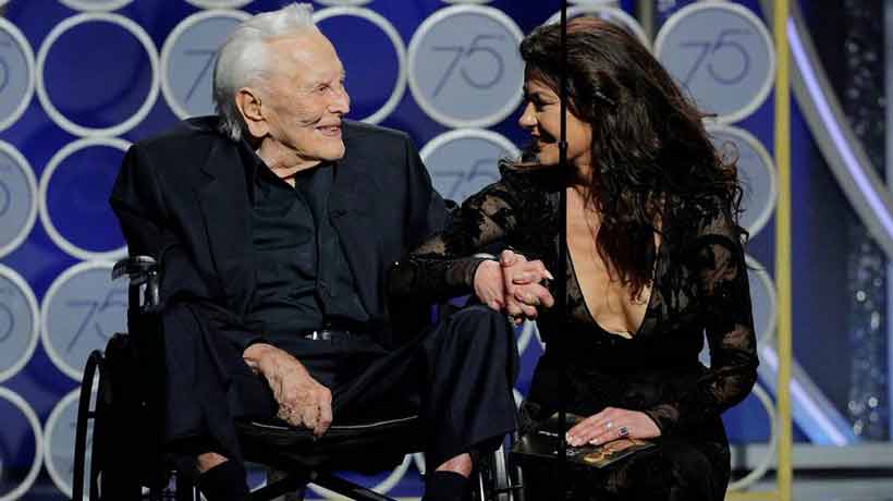 El cariñoso saludo de Catherine Zeta-Jones a Kirk Douglas por su 102 cumpleaños