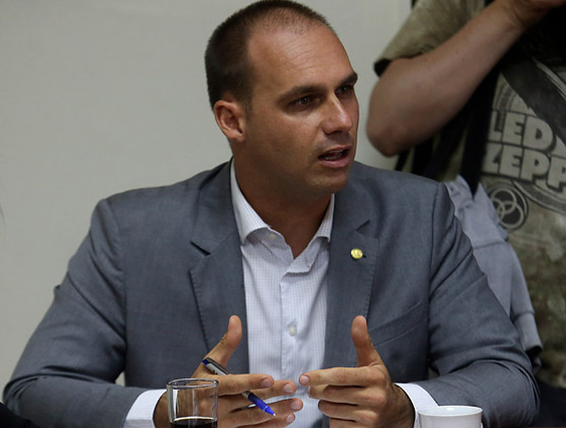 Hijo de Bolsonaro se reunirá con los ministros Moreno y Larraín