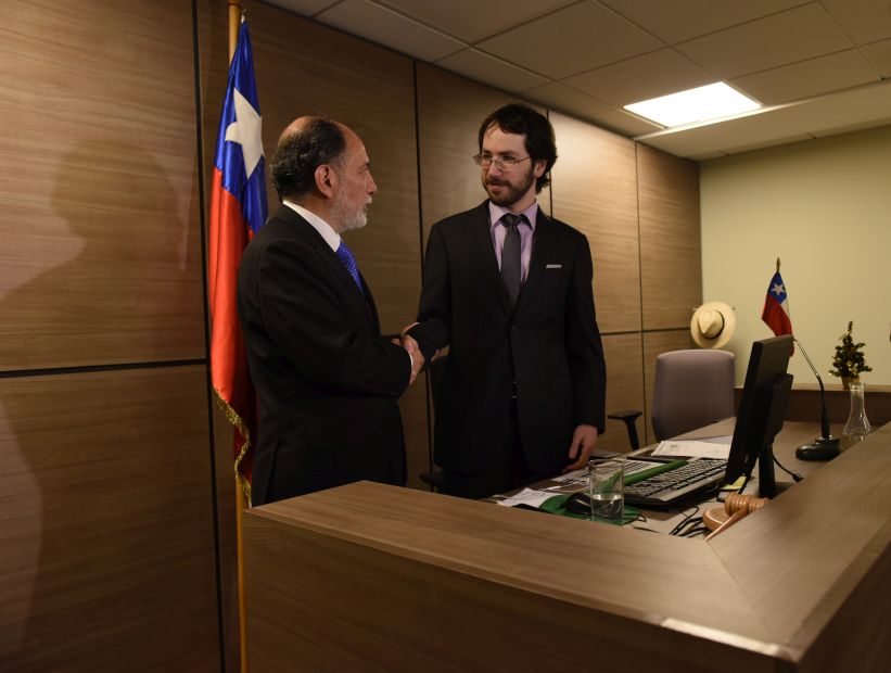 Primer juez con discapacidad visual asumió sus funciones en tribunal de Santiago
