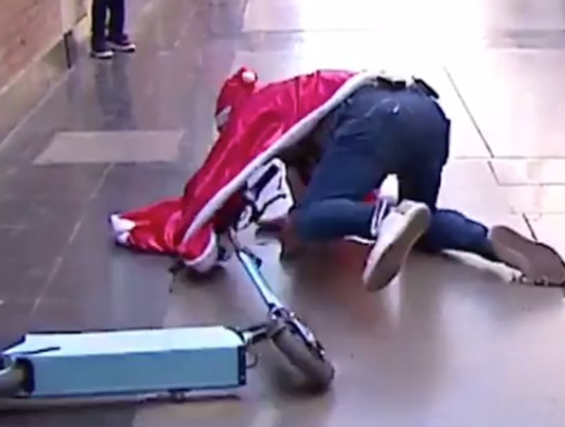 [VIDEO] Lucho Jara terminó en el suelo cuando participaba de una carrera en scooter