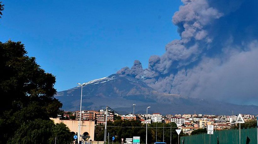 El volcán Etna entró en erupción y obligó al cierre del aeropuerto de Catania