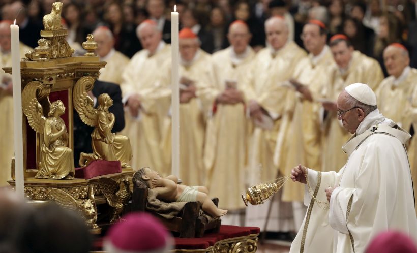 En la misa de Nochebuena, el papa pidió dejar el materialismo